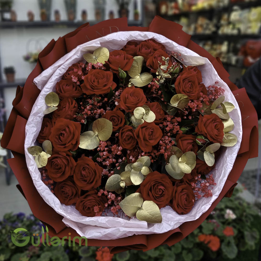 Qırmızı Qızılgüllər və Qızılı Eukalipt ilə Lüks Buket